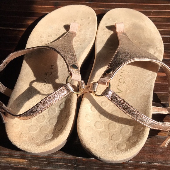 🚨B2G1 VIONIC Metallic Gold Thong Toe Sandals - Picture 5 of 7